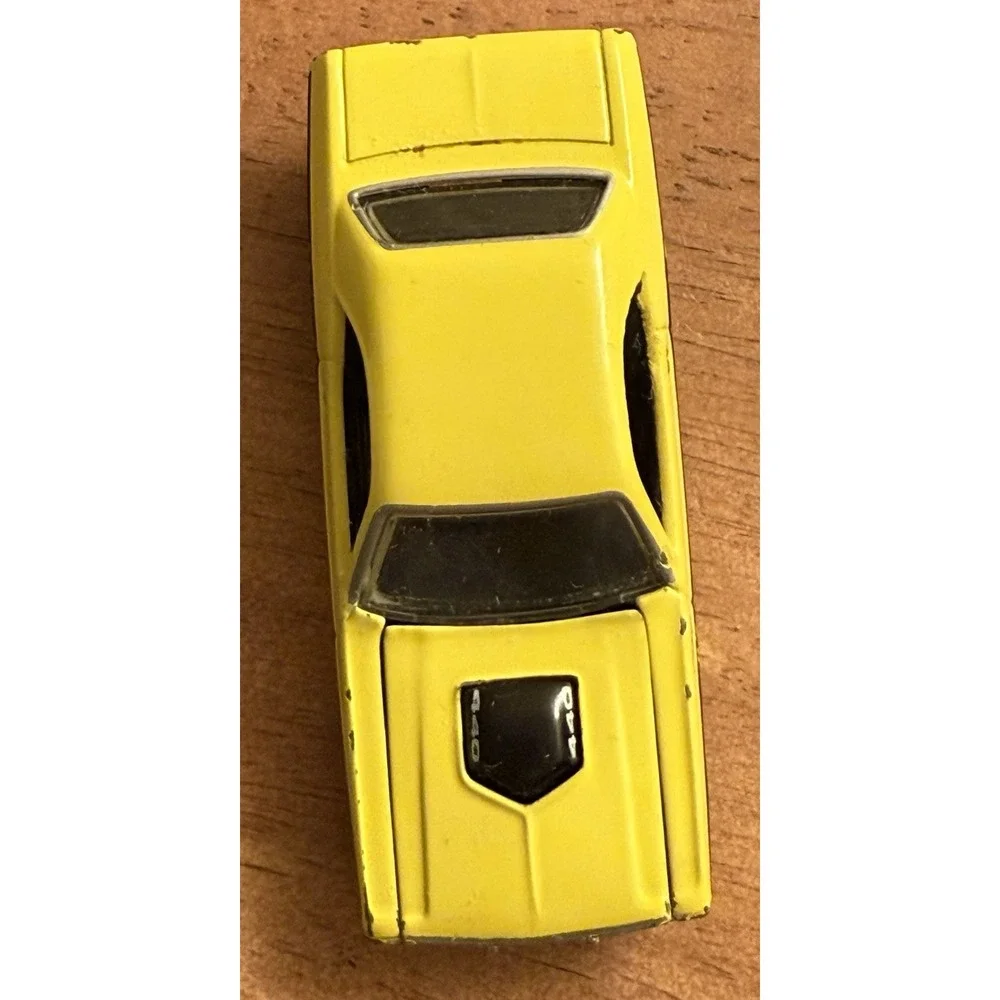 Hot‎ Wheels 1970 Dodge Challenger R/T -Real Riders 1:64 Diecast Missing Tire